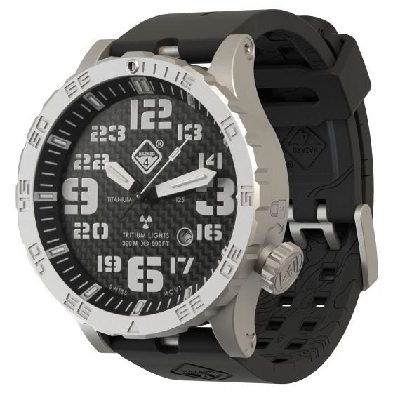 Hazard 4 Montre de plongée Heavy Water Diver en titanium/tritium avec aiguille en carbone bleu/rouge